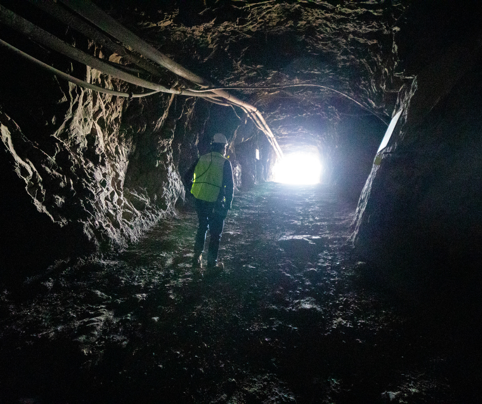 Tunel minero con suministro hidraulico