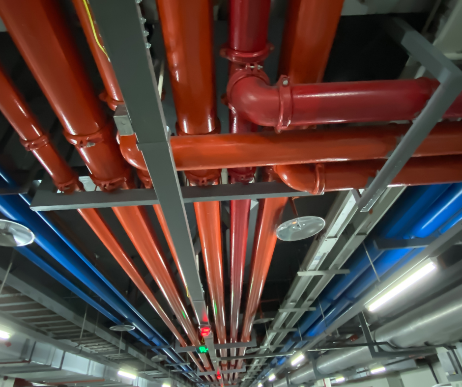 Tuberías HVAC en techo industrial
